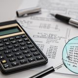 合规联络陈屿在安静办公室里整理版权投诉邮件与往来记录，窗外是傍晚城市灯光，气氛严谨有序的工作场景